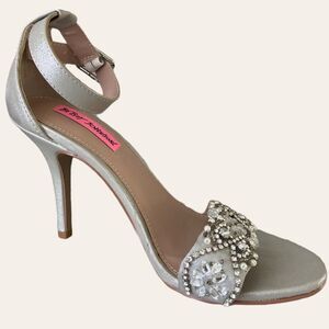 NWOT Betsy Johnson Gabriel encrustedheeled sandal silver size 7M silver